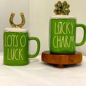 BNWT ST PATTYS DAY Set of 2 Rae Dunn Green Gold topper coffee tea cup March 17